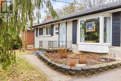 1911 HARTLAND DRIVE  Mississauga, ON L5J 1M7