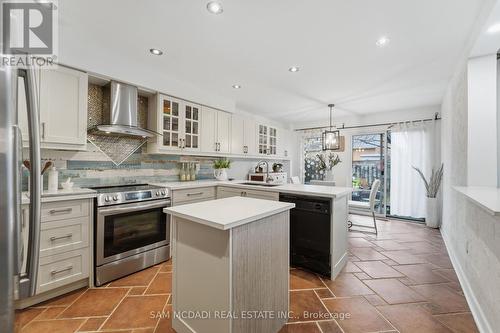 6074 Leeside Crescent, Mississauga, ON - Indoor Photo Showing Kitchen