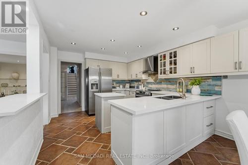 6074 Leeside Crescent, Mississauga, ON - Indoor Photo Showing Kitchen