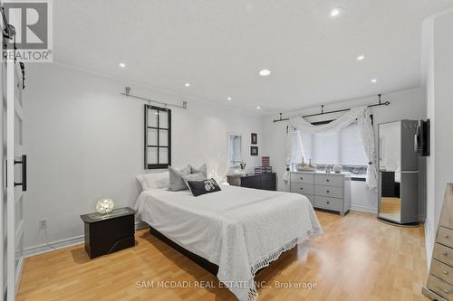 6074 Leeside Crescent, Mississauga, ON - Indoor Photo Showing Bedroom