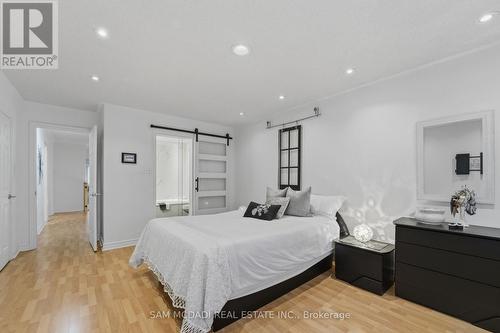 6074 Leeside Crescent, Mississauga, ON - Indoor Photo Showing Bedroom