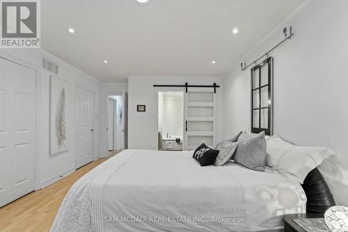 6074 Leeside Crescent, Mississauga, ON - Indoor Photo Showing Bedroom
