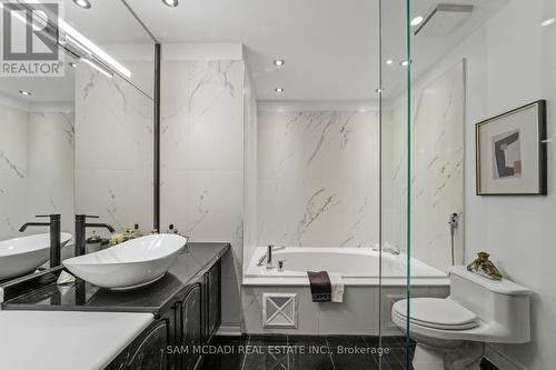 6074 Leeside Crescent, Mississauga, ON - Indoor Photo Showing Bathroom