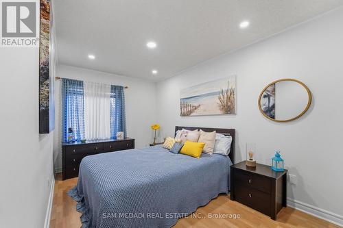 6074 Leeside Crescent, Mississauga, ON - Indoor Photo Showing Bedroom