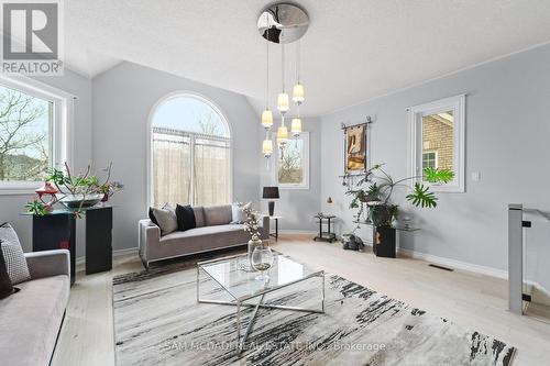 6074 Leeside Crescent, Mississauga, ON - Indoor Photo Showing Living Room