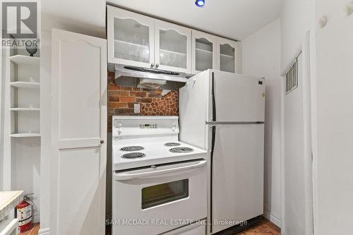 6074 Leeside Crescent, Mississauga, ON - Indoor Photo Showing Kitchen