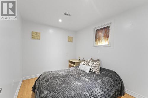 6074 Leeside Crescent, Mississauga, ON - Indoor Photo Showing Bedroom