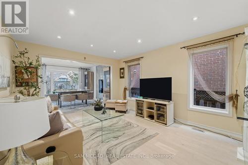 6074 Leeside Crescent, Mississauga, ON - Indoor Photo Showing Living Room