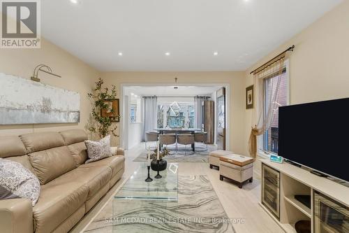 6074 Leeside Crescent, Mississauga, ON - Indoor Photo Showing Living Room