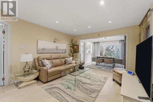 6074 Leeside Crescent, Mississauga, ON - Indoor Photo Showing Living Room