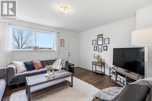 146 Bennett Street E, Goderich (Goderich (Town)), ON - Indoor Photo Showing Living Room