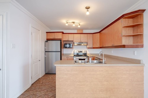 Kitchen - 4-132 Rue Prince, Châteauguay, QC - Indoor Photo Showing Kitchen With Double Sink
