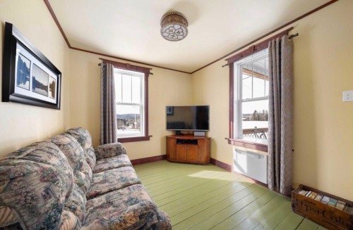 Salon - 930 Ch. St-Joseph, Trois-Rives, QC 