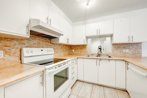Kitchen - 204-30 Boul. Quinn, Longueuil (Le Vieux-Longueuil), QC - Indoor Photo Showing Kitchen With Double Sink
