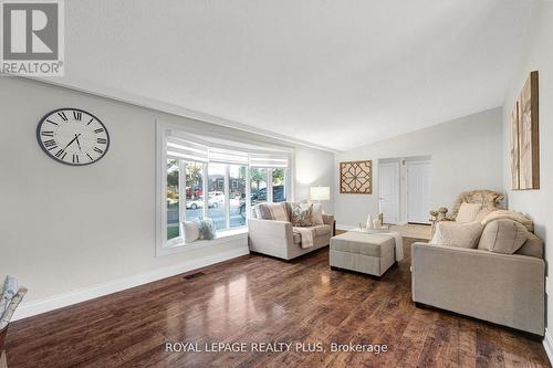 2063 Cavendish Drive, Burlington, ON - Indoor Photo Showing Living Room