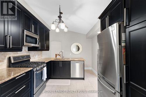 2063 Cavendish Drive, Burlington, ON - Indoor Photo Showing Kitchen With Upgraded Kitchen
