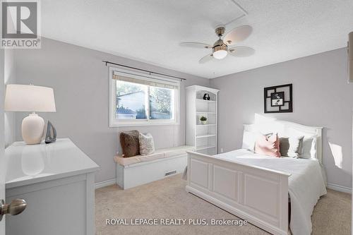 2063 Cavendish Drive, Burlington, ON - Indoor Photo Showing Bedroom