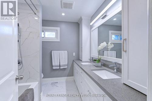 2063 Cavendish Drive, Burlington, ON - Indoor Photo Showing Bathroom