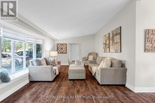 2063 Cavendish Drive, Burlington, ON - Indoor Photo Showing Living Room