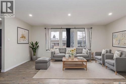 1266 Maybery Crescent, Moose Jaw, SK - Indoor Photo Showing Living Room