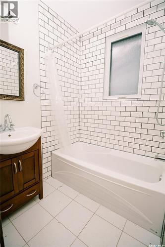 105 28Th Street, Saskatoon, SK - Indoor Photo Showing Bathroom