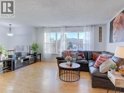 1334 Hook Drive, Kamloops, BC - Indoor Photo Showing Living Room