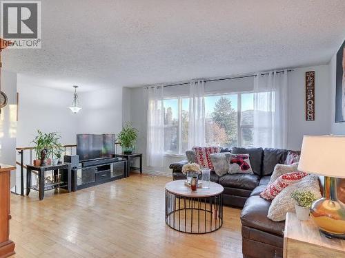 1334 Hook Drive, Kamloops, BC - Indoor Photo Showing Living Room