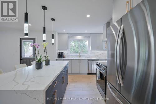 1484 Moss Glen Road, Burlington, ON - Indoor Photo Showing Kitchen With Upgraded Kitchen