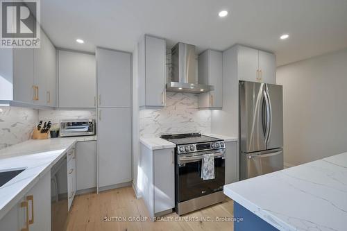 1484 Moss Glen Road, Burlington, ON - Indoor Photo Showing Kitchen With Upgraded Kitchen