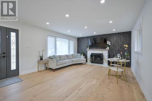 1484 Moss Glen Road, Burlington, ON - Indoor Photo Showing Living Room With Fireplace