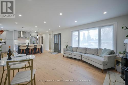1484 Moss Glen Road, Burlington, ON - Indoor Photo Showing Living Room