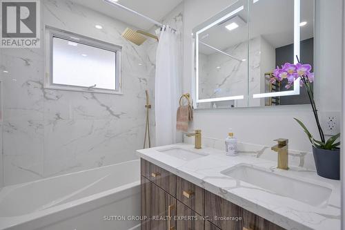1484 Moss Glen Road, Burlington, ON - Indoor Photo Showing Bathroom