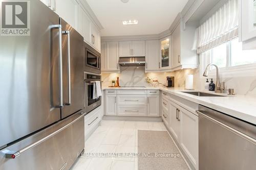 2589 Trident Avenue, Mississauga, ON - Indoor Photo Showing Kitchen With Upgraded Kitchen