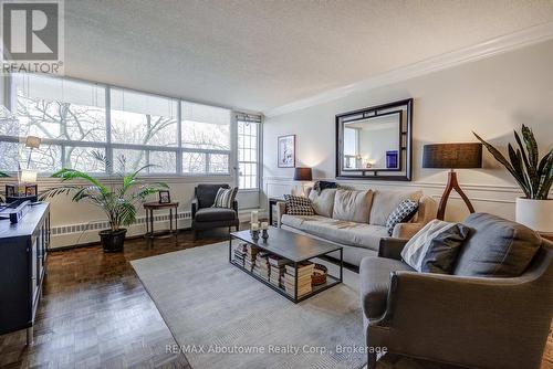 401 - 212 Kerr Street, Oakville (Co Central), ON - Indoor Photo Showing Living Room