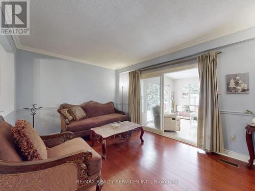 9 Malabar Crescent, Brampton, ON - Indoor Photo Showing Living Room