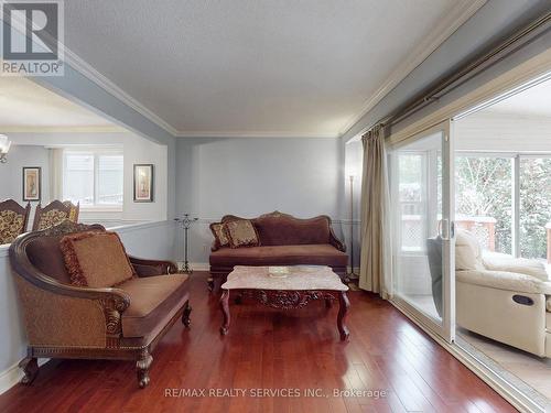 9 Malabar Crescent, Brampton, ON - Indoor Photo Showing Living Room