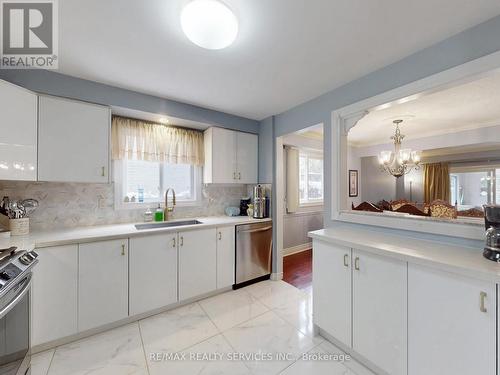9 Malabar Crescent, Brampton, ON - Indoor Photo Showing Kitchen
