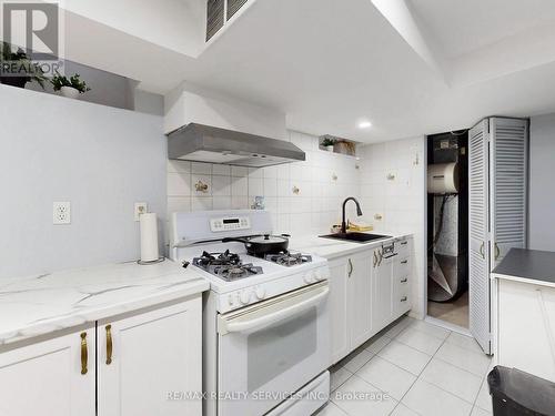 9 Malabar Crescent, Brampton, ON - Indoor Photo Showing Kitchen