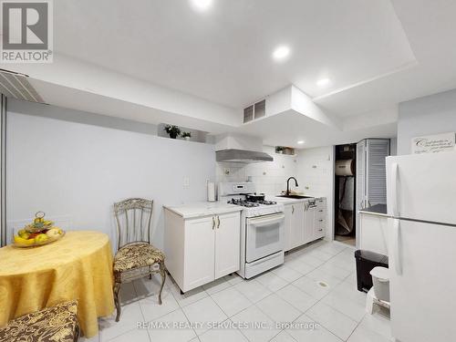 9 Malabar Crescent, Brampton, ON - Indoor Photo Showing Kitchen