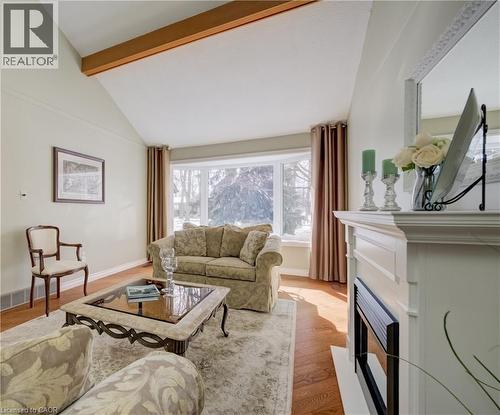 Lots of space in the dining room with a large window to enjoy the view of the yard. - 54 Glenwood Drive, Kitchener, ON - Indoor Photo Showing Dining Room