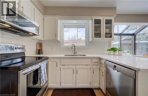 Kitchen also has a breakfast bar. - 54 Glenwood Drive, Kitchener, ON - Indoor Photo Showing Kitchen