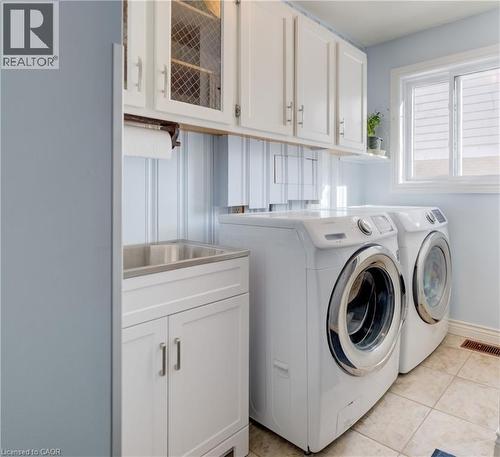 Convenient main floor bath. - 54 Glenwood Drive, Kitchener, ON - Indoor Photo Showing Bathroom
