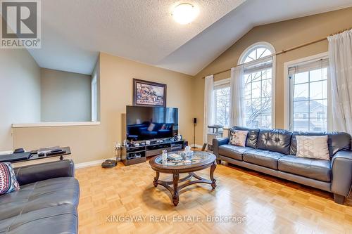 5829 Yachtsman Crossing, Mississauga, ON - Indoor Photo Showing Living Room
