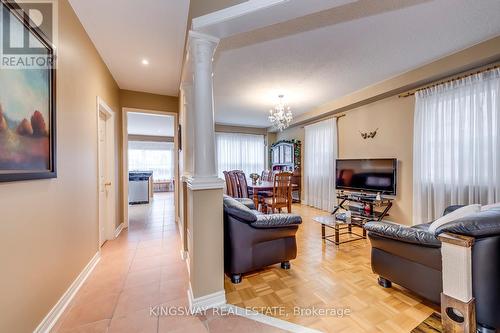 5829 Yachtsman Crossing, Mississauga, ON - Indoor Photo Showing Living Room