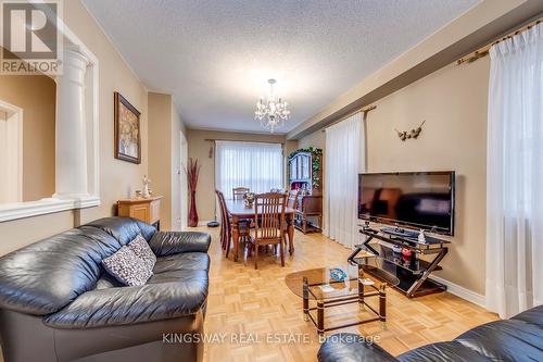 5829 Yachtsman Crossing, Mississauga, ON - Indoor Photo Showing Living Room