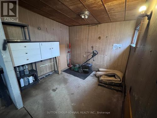 305 Crowland Avenue, Welland, ON - Indoor Photo Showing Garage