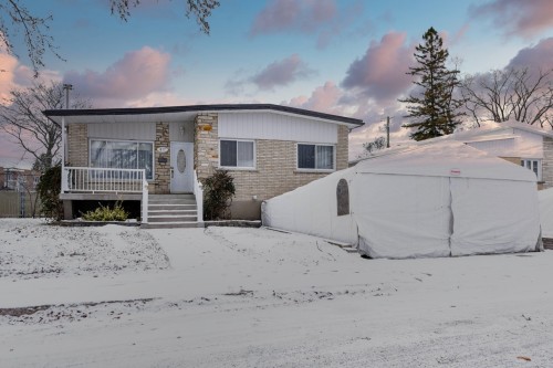 817 Rue Parkway  Laval (Chomedey), QC H7W 1W4