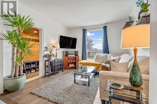 188 Bay Street N, Hamilton, ON - Indoor Photo Showing Living Room