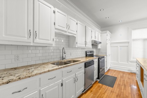 Cuisine - 4382-4380  - 4382 Ch. De La Côte-Des-Neiges, Westmount, QC - Indoor Photo Showing Kitchen With Double Sink