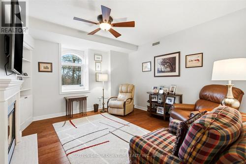 305 - 390 Upper Middle Road E, Oakville, ON - Indoor